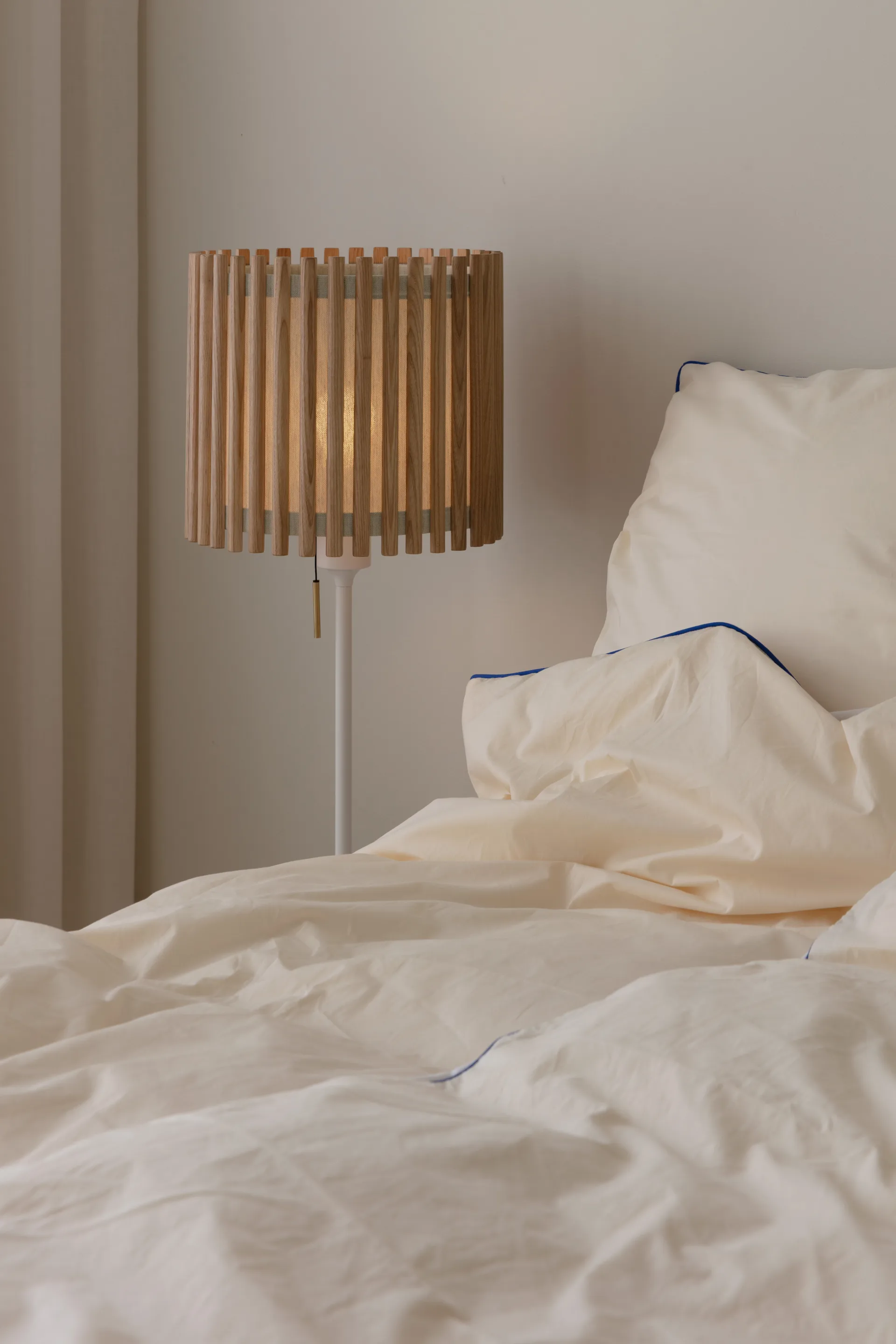 Komorebi floor lamp medium, Square oak-White Umage