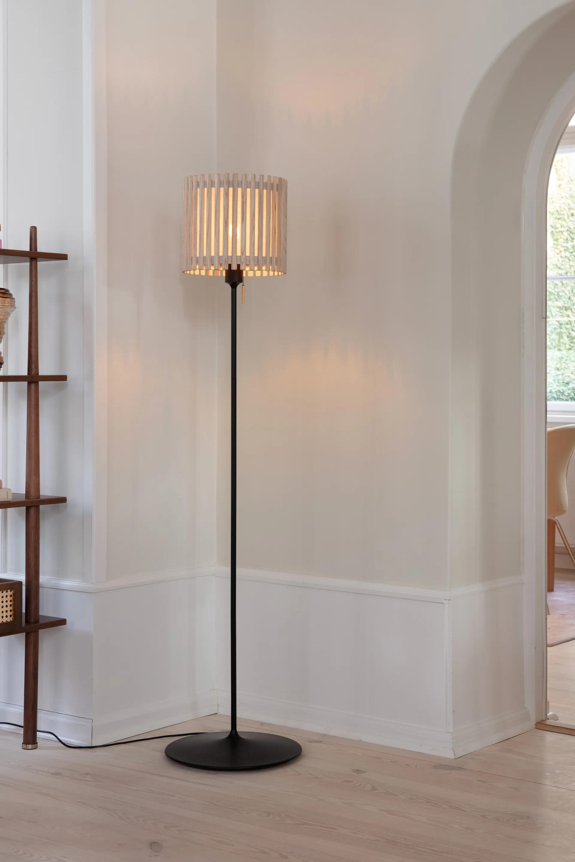 Komorebi golvlampa medium, Square oak-Svart Umage