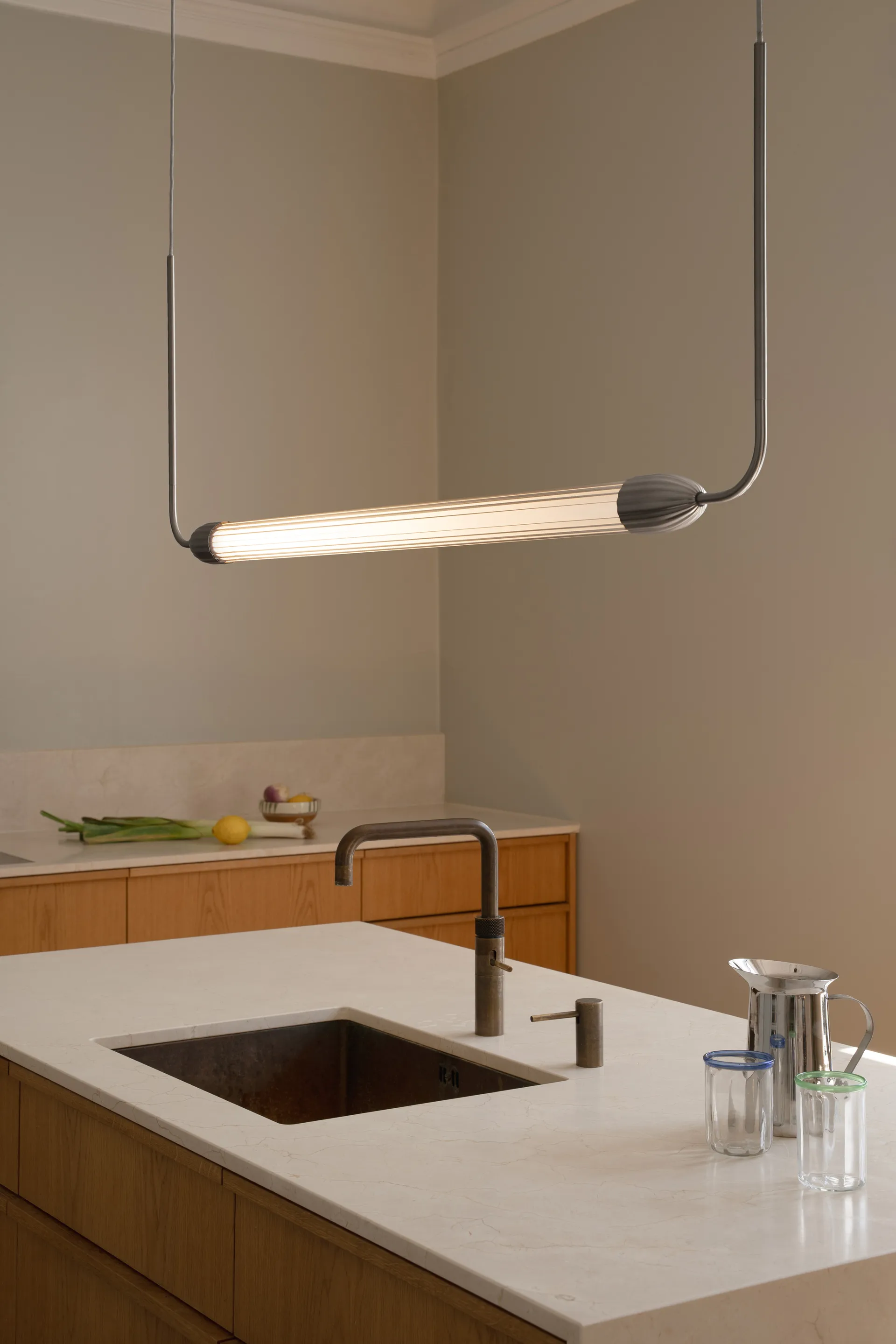 Lemon Squeeze linear pendant, Polished steel Umage