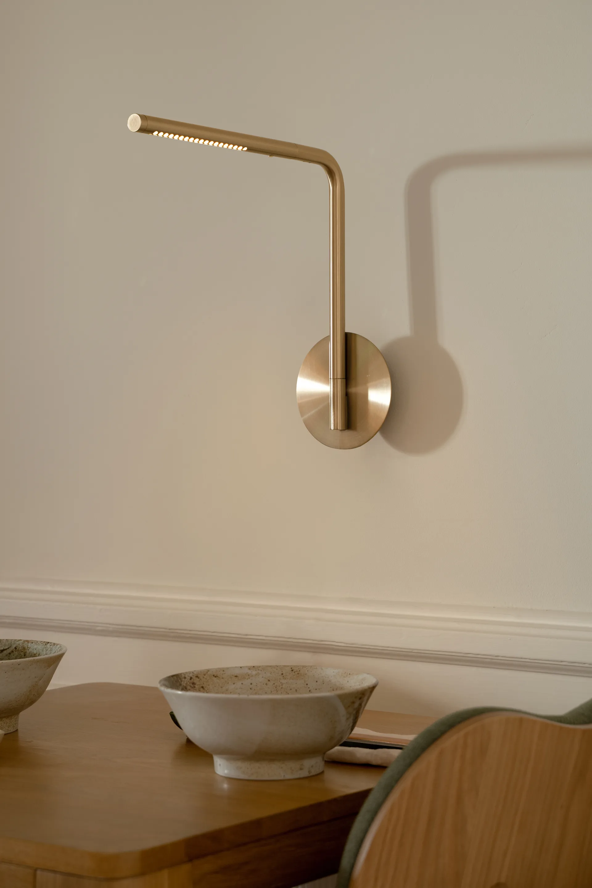 Omni Pivot vägglampa, Brass Umage
