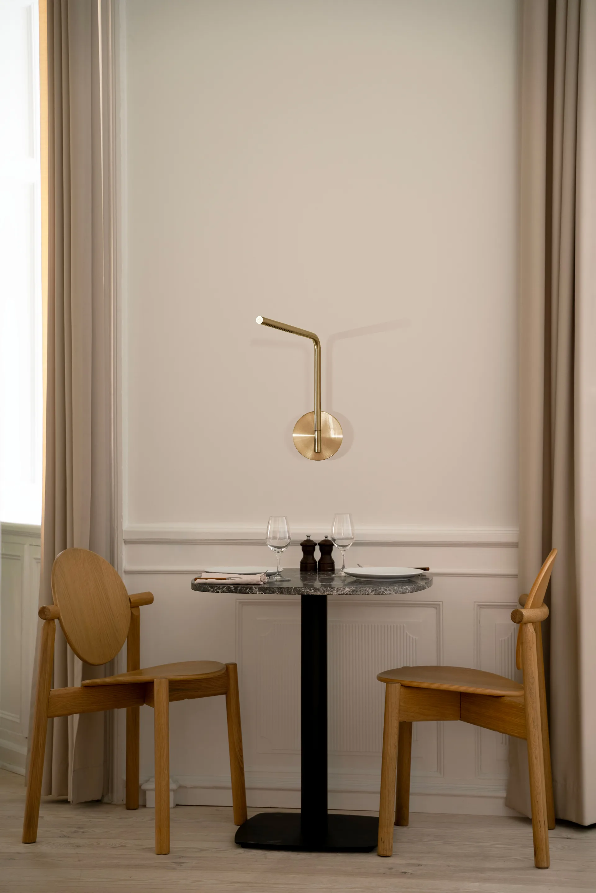 Omni Pivot vägglampa, Brass Umage
