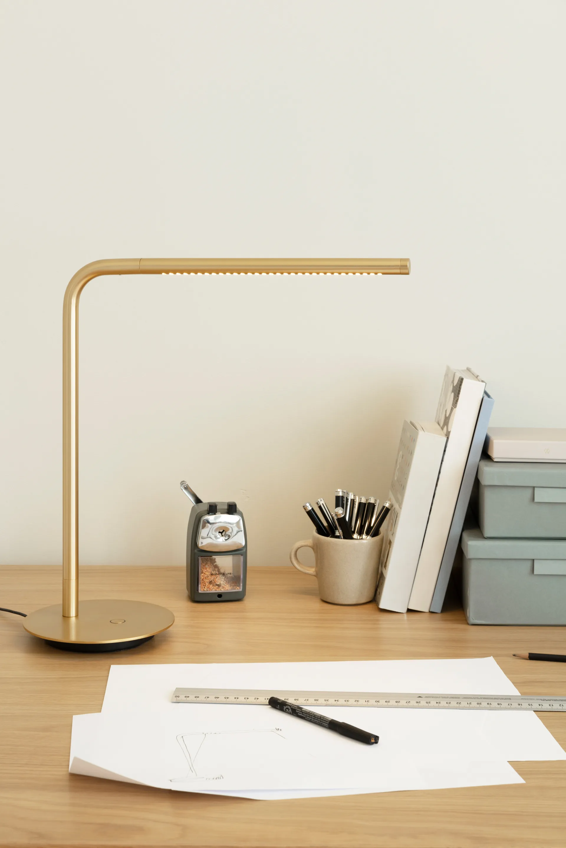 Omni Table bordslampa, Borstad mässing Umage
