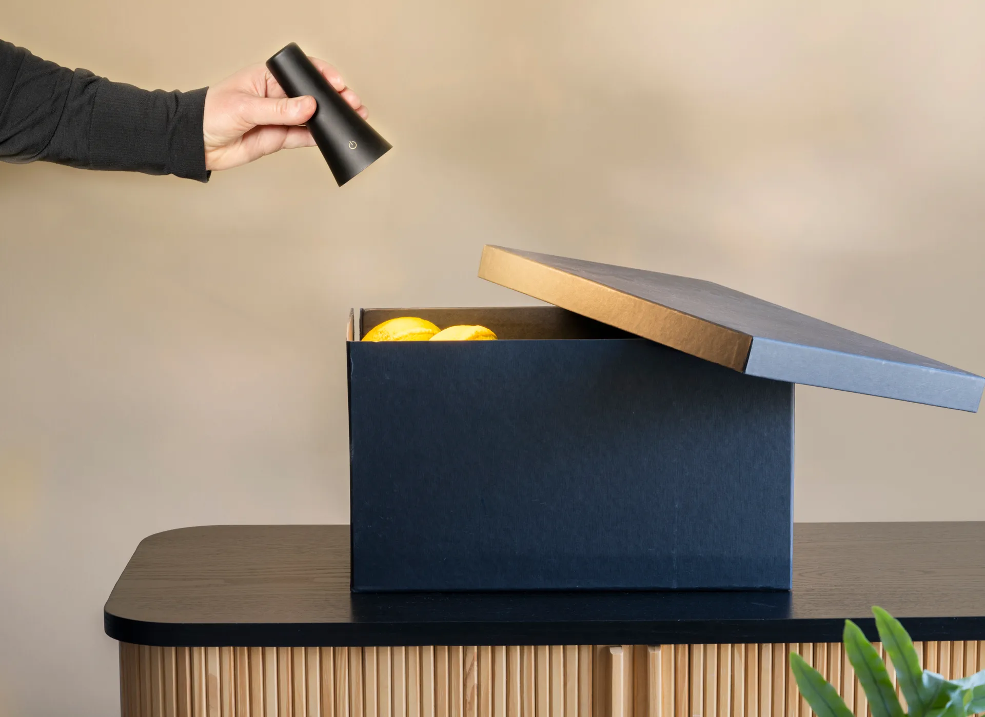 No Cable uppladdningsbar skrivbordslampa, Svart, Ø11,7x34,8 cm Unison