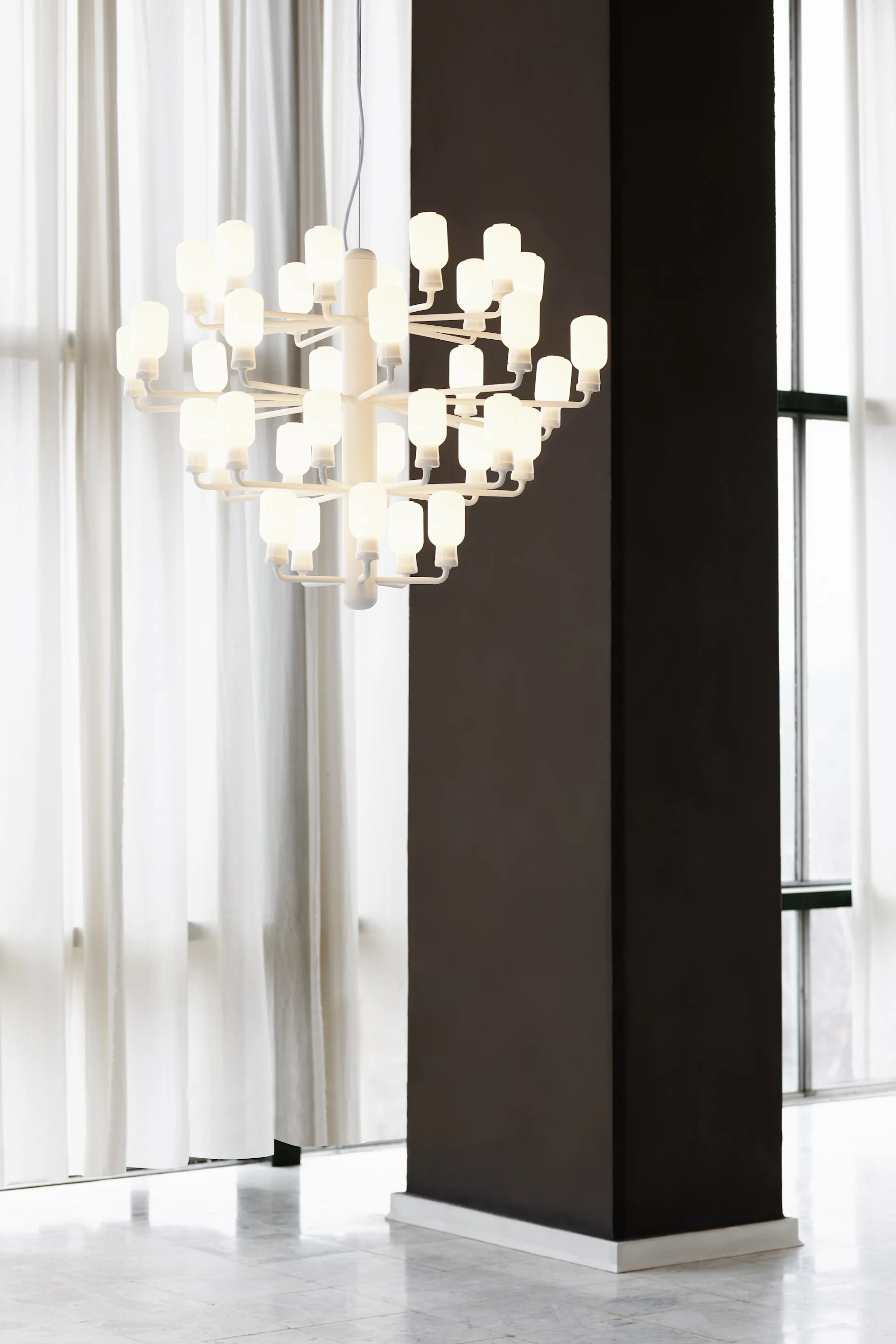 Amp ljuskrona från Normann Copenhagen är en maffig ljuskrona i modern design. Ta del av våra tips på hur du sätter upp ljuskronor på bästa sätt för att få perfekt harmoni i ditt hem. 