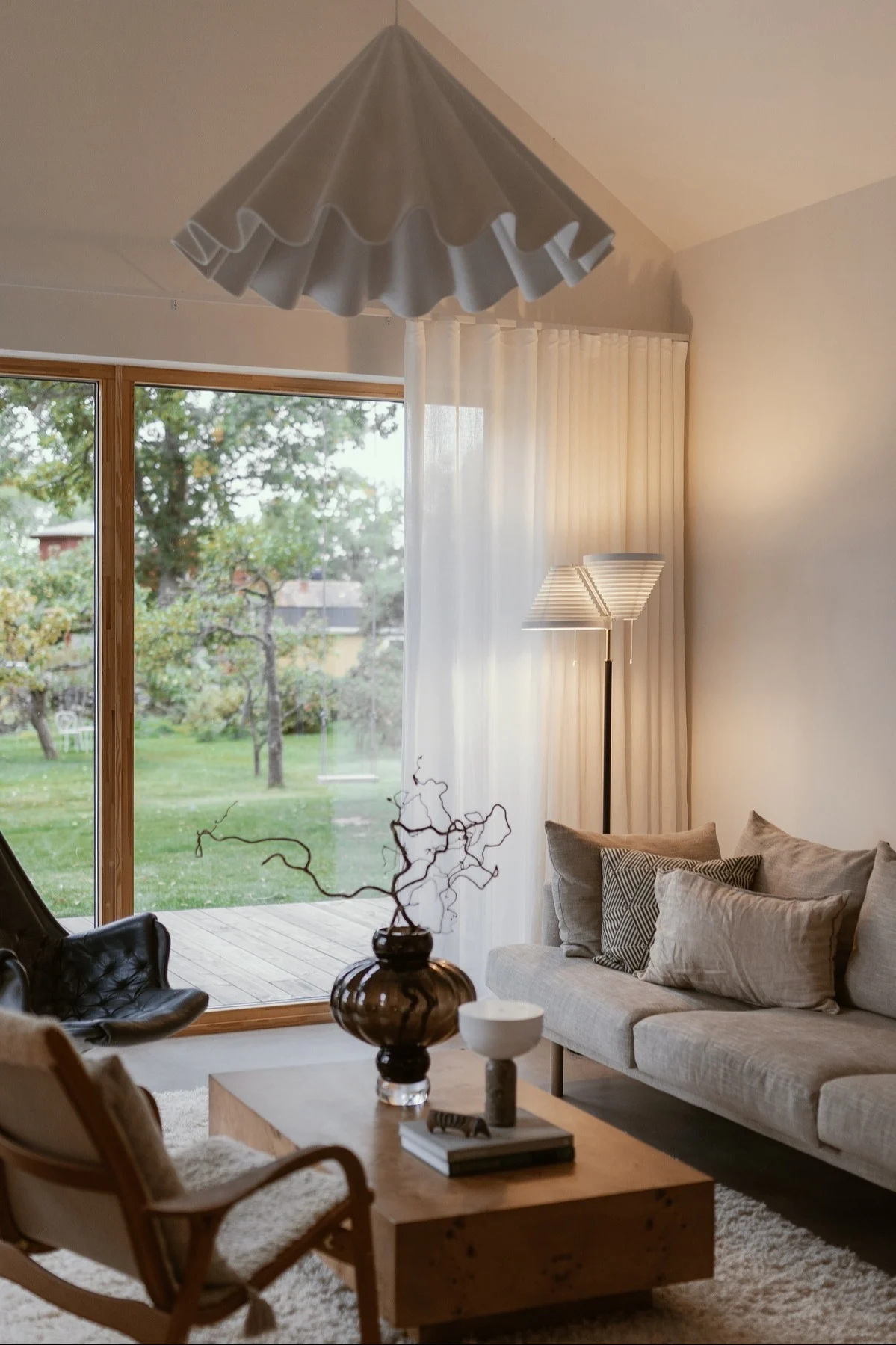 Glöm inte att skapa mysig stämning när du väljer rätt vardagsrumslampa, en liten bordslampa som exempelvis Governor från Lyfa skapar ett varmt och stämningsfullt ljus, perfekt för ett sidobord, fönster eller bokhylla.