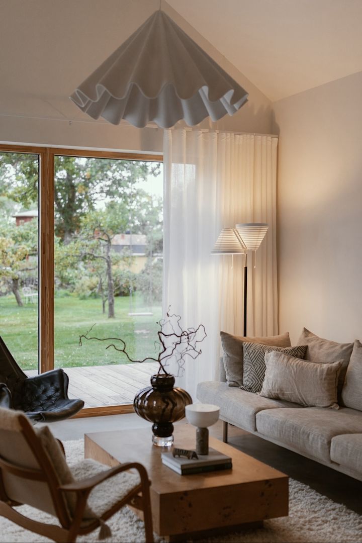 Glöm inte att skapa mysig stämning när du väljer rätt vardagsrumslampa, en liten bordslampa som exempelvis Governor från Lyfa skapar ett varmt och stämningsfullt ljus, perfekt för ett sidobord, fönster eller bokhylla.