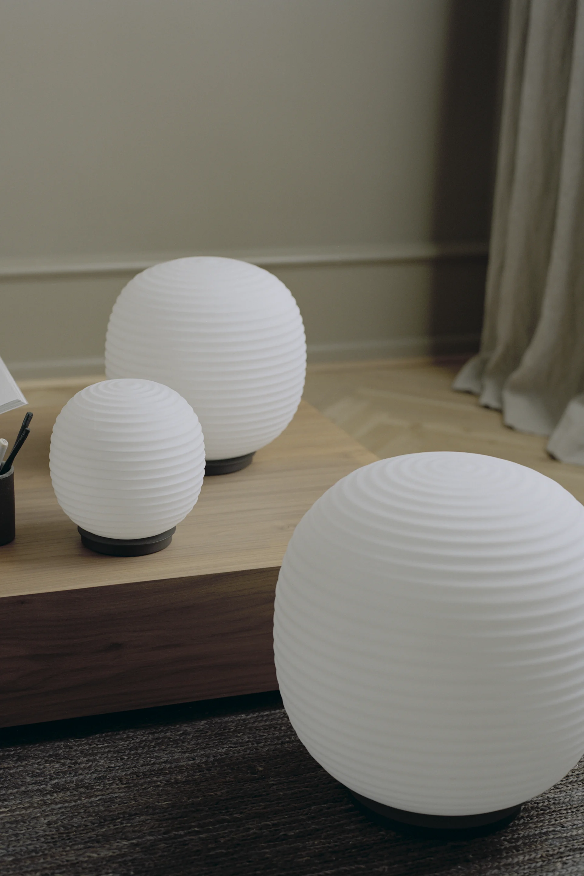 Globe golvlampa från New Works är en statement-lampa för golvet, inspirerad av traditionella lanternor.