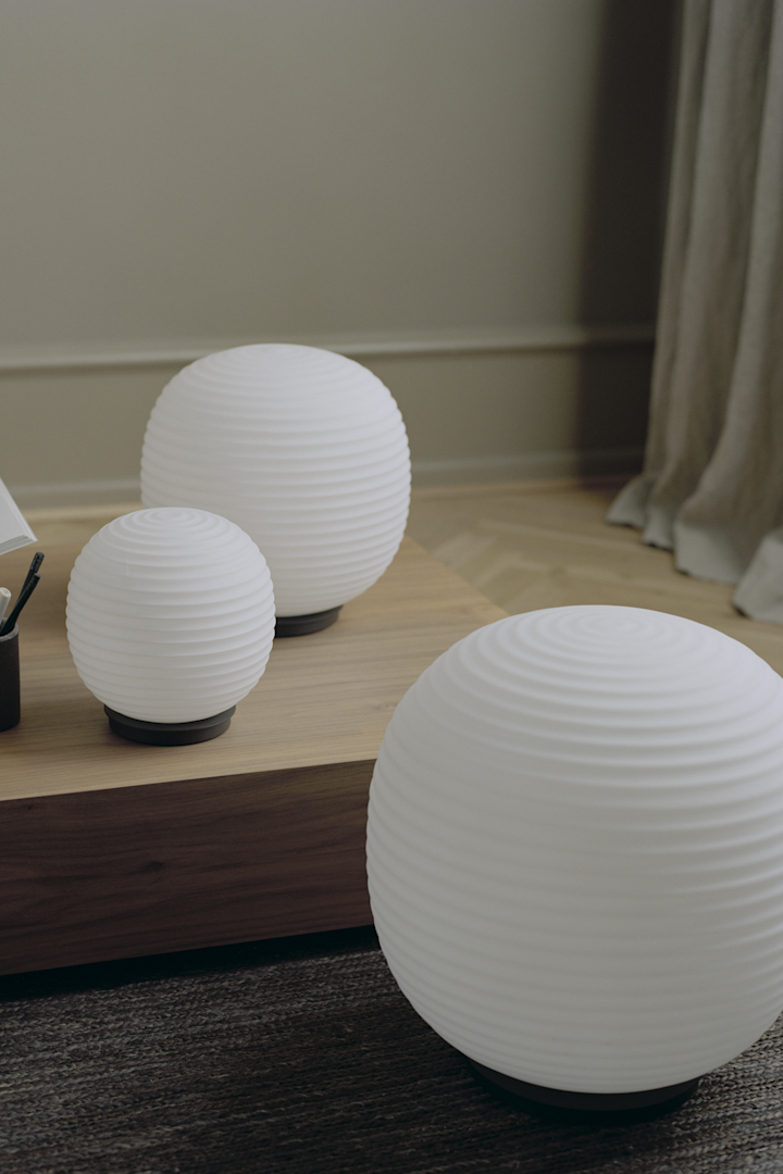Globe golvlampa från New Works är en statement-lampa för golvet, inspirerad av traditionella lanternor.
