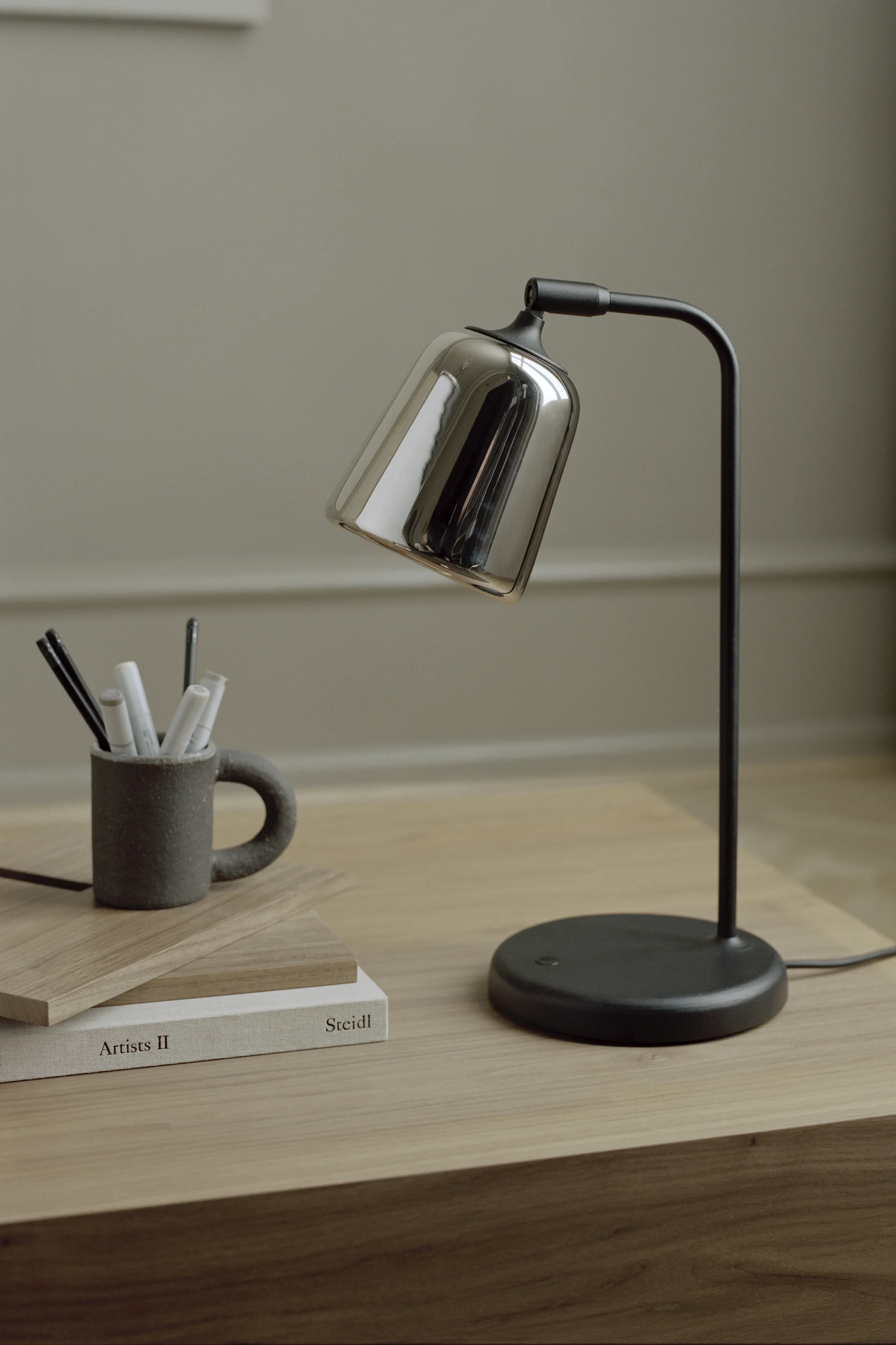 Material bordslampa från New Works är ett utmärkt exempel på bra arbetsbelysning då den har ett riktbart ljus vilket gör den ultimat som läslampa eller skrivbordslampa.