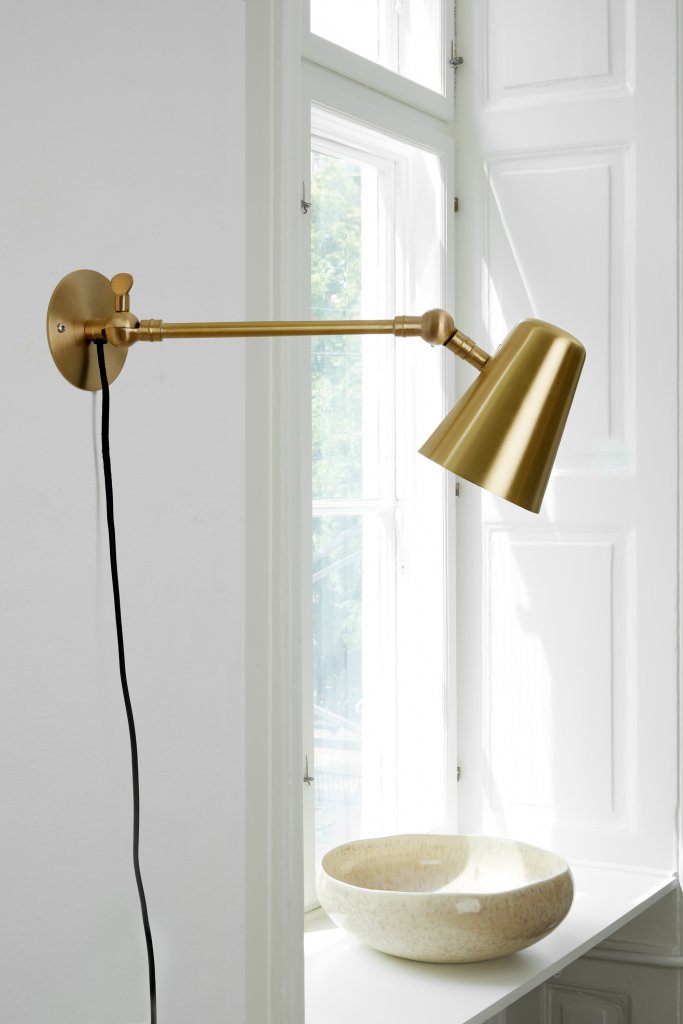 Vala Long Wall Lamp, matt brass. H: 14 L: 42 cm de lectura H. Skjalm P | Lightshop.com